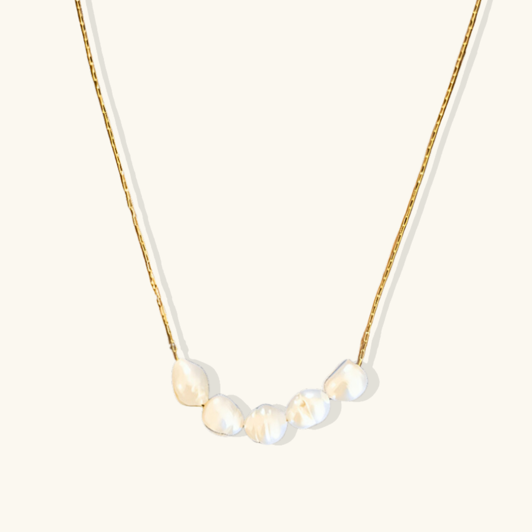 Refined Pearl Necklace